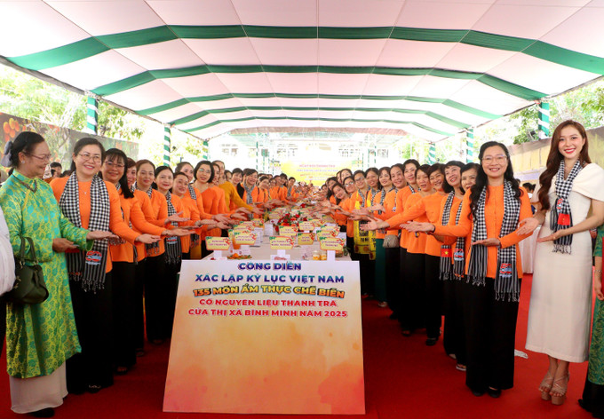 Công diễn xác lập kỷ lục Việt Nam 135 món ăn chế biến có nguyên liệu từ trái thanh trà của thị xã Bình Minh, tỉnh Vĩnh Long. Ảnh: Lê Thúy Hằng - TTXVN potal-vinh-long-xac-lap-ky-luc-viet-nam-voi-135-mon-am-thuc-co-nguyen-lieu-tu-trai-thanh-tra-7968195.jpg