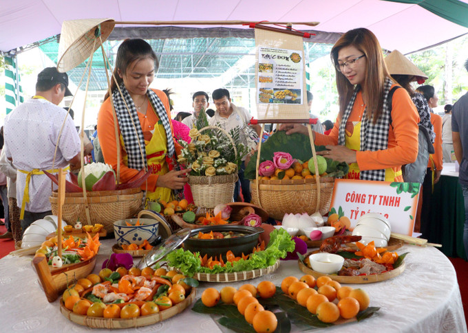 Các đội đang chuẩn bị món ăn dự thi Hội thi ẩm thực có nguyên liệu từ trái thanh trà của thị xã Bình Minh, tỉnh Vĩnh Long. Ảnh: Lê Thúy Hằng - TTXVN potal-vinh-long-xac-lap-ky-luc-viet-nam-voi-135-mon-am-thuc-co-nguyen-lieu-tu-trai-thanh-tra-7968193.jpg