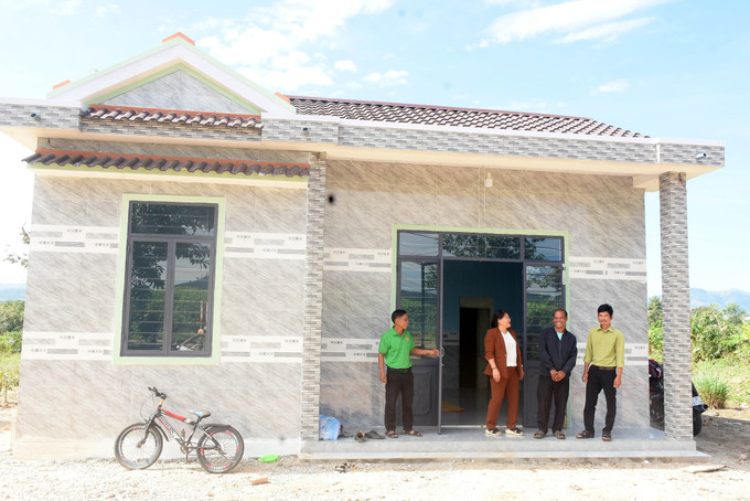 Anh A Chuých (thứ 2, từ phải sang) ở xã Ya Ly, huyện Sa Thầy, được đón tết Ất Tỵ 2025 trong căn nhà mới to, đẹp. Ảnh: Cao Nguyên-TTXVN potal-huyen-sa-thay-kon-tum-phan-dau-hoan-thanh-xoa-nha-tam-nha-dot-nat-trong-nam-2025-7824572.jpg