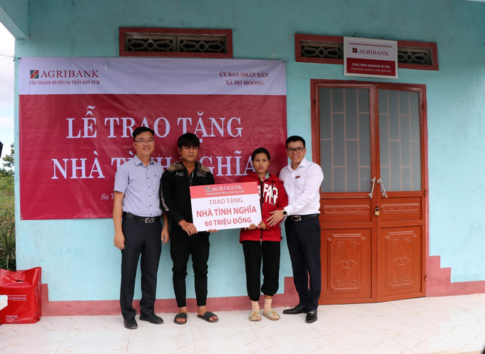 Căn nhà mới của anh A Chu ở thôn Đăk Wớt Yôp, xã Hơ Moong, huyện Sa Thầy, có giá trị gần 100 triệu đồng được Chính quyền và doanh nghiệp cùng người dân góp vốn xây dựng. Ảnh: Cao Nguyên-TTXVN potal-huyen-sa-thay-kon-tum-phan-dau-hoan-thanh-xoa-nha-tam-nha-dot-nat-trong-nam-2025-7824568.jpg