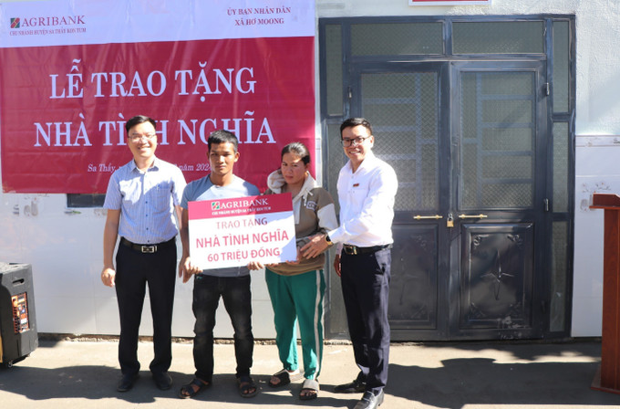 Niềm vui trong ngày anh A Táo ở thôn Đăk Wớt Yôp, xã Hơ Moong, huyện Sa Thầy, được nhận bàn giao nhà mới. Ảnh: Cao Nguyên-TTXVN potal-huyen-sa-thay-kon-tum-phan-dau-hoan-thanh-xoa-nha-tam-nha-dot-nat-trong-nam-2025-7824553.jpg