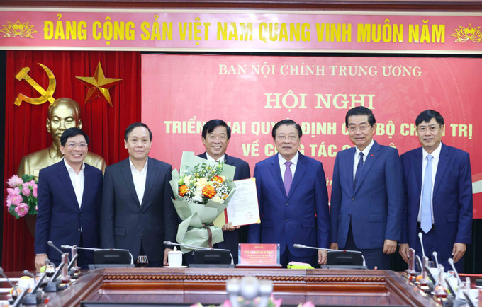 Các đồng chí Lãnh đạo Ban Nội chính Trung ương chúc mừng đồng chí Bùi Văn Nghiêm. Ảnh: Phương Hoa - TTXVN potal-dong-chi-bui-van-nghiem-giu-chuc-pho-truong-ban-noi-chinh-trung-uong-7823978.jpg
