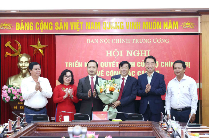 Các đồng chí lãnh đạo tỉnh Vĩnh Long chúc mừng đồng chí Bùi Văn Nghiêm. Ảnh: Phương Hoa - TTXVN potal-dong-chi-bui-van-nghiem-giu-chuc-pho-truong-ban-noi-chinh-trung-uong-7823977.jpg