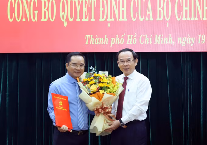 potal-thanh-pho-ho-chi-minh-trao-quyet-dinh-cua-bo-chinh-tri-ve-cong-tac-can-bo-7864505.jpg