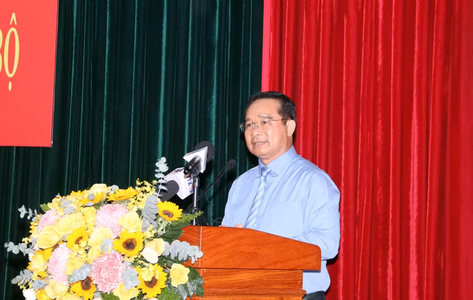potal-thanh-pho-ho-chi-minh-trao-quyet-dinh-cua-bo-chinh-tri-ve-cong-tac-can-bo-7864507.jpg