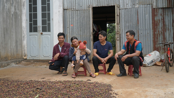 Ông Rơ Châm Djuk, trưởng thôn Châm Aneh, phường Chi Lăng, thành phố Pleiku (Gia Lai) kết hợp việc tuyên truyền chính sách, pháp luật của Nhà nước với hướng dẫn người dân phát triển kinh tế gia đình. Ảnh: Hồng Điệp - TTXVN potal-gia-lai-truong-thon-ro-cham-djuk-guong-mau-neu-cao-tinh-than-trach-nhiem-7787203.jpg