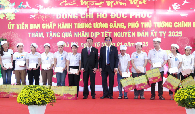 Phó Thủ tướng Hồ Đức Phớc tặng quà cho 100 công nhân, người lao động Nhà máy may Phù Mỹ. Ảnh: Lê Phước Ngọc - TTXVN potal-cong-bo-huyen-phu-my-binh-dinh-dat-chuan-nong-thon-moi-7808426.jpg