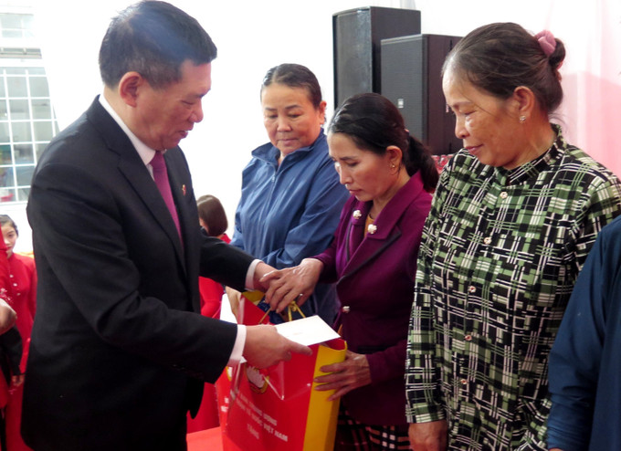 Phó Thủ tướng Hồ Đức Phớc tặng quà cho 20 hộ gia đình có hoàn cảnh khó khăn của huyện Phù Mỹ. Ảnh: Lê Phước Ngọc - TTXVN potal-cong-bo-huyen-phu-my-binh-dinh-dat-chuan-nong-thon-moi-7808440.jpg