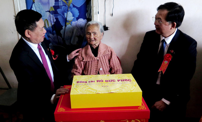 Phó Thủ tướng Hồ Đức Phớc thăm, tặng quà cho Mẹ Việt Nam Anh hùng Huỳnh Thị Dậy, thôn Vạn Phước Tây, xã Mỹ Hiệp. Ảnh: Lê Phước Ngọc - TTXVN potal-cong-bo-huyen-phu-my-binh-dinh-dat-chuan-nong-thon-moi-7808442.jpg