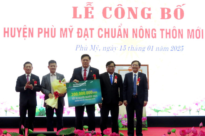 Tập đoàn Dầu khí quốc gia Việt Nam trao bảng tượng trưng ủng hộ số tiền 200 triệu đồng cho Qũy “Tết vì người nghèo” năm 2025 của huyện Phù Mỹ. Ảnh: Lê Phước Ngọc - TTXVN potal-cong-bo-huyen-phu-my-binh-dinh-dat-chuan-nong-thon-moi-7808443.jpg