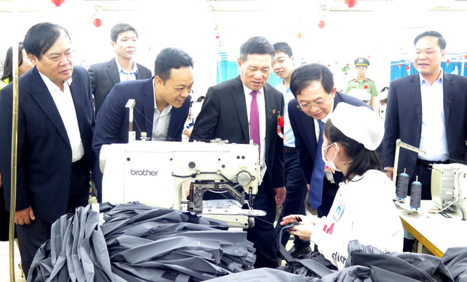 Phó Thủ tướng Hồ Đức Phớc thăm hỏi, động viên công nhân, lao động tại Nhà máy may Phù Mỹ. Ảnh: Lê Phước Ngọc - TTXVN potal-cong-bo-huyen-phu-my-binh-dinh-dat-chuan-nong-thon-moi-7808438.jpg
