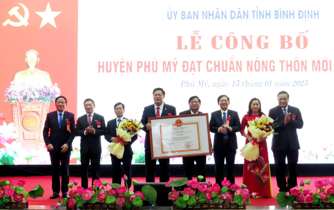 Phó Thủ tướng Hồ Đức Phớc trao Quyết định của Thủ tướng Chính phủ công nhận huyện nông thôn mới năm 2023 cho Đảng bộ, chính quyền và nhân dân huyện Phù Mỹ. Ảnh: Lê Phước Ngọc - TTXVN potal-cong-bo-huyen-phu-my-binh-dinh-dat-chuan-nong-thon-moi-7808414.jpg