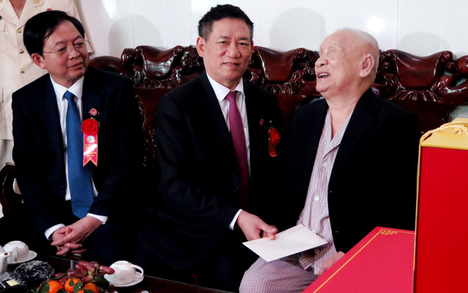 Phó Thủ tướng Hồ Đức Phớc thăm, tặng quà cho Thương binh Thái Ngọc Huệ, thôn Vĩnh Phú 7, xã Mỹ Tài (Phù Mỹ). Ảnh: Lê Phước Ngọc - TTXVN potal-cong-bo-huyen-phu-my-binh-dinh-dat-chuan-nong-thon-moi-7808441-1.jpg
