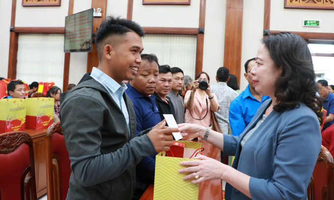 Phó Chủ tịch nước Võ Thị Ánh Xuân tặng quà cho các đối tượng chính sách, người lao động, người nghèo tại Gia Lai. Ảnh: Hồng Điệp - TTXVN potal-pho-chu-tich-nuoc-vo-thi-anh-xuan-tham-chuc-tet-tai-gia-lai-7806972.jpg