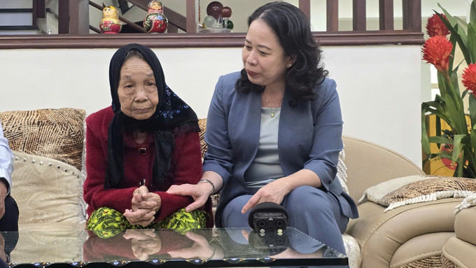 Phó Chủ tịch nước Võ Thị Ánh Xuân thăm, chúc Tết Mẹ Việt Nam anh hùng Lê Thị Thọ tại tổ 5, phường Hoa Lư, thành phố Pleiku, Gia Lai. Ảnh: Hồng Điệp - TTXVN potal-pho-chu-tich-nuoc-vo-thi-anh-xuan-tham-chuc-tet-tai-gia-lai-7806966.jpg