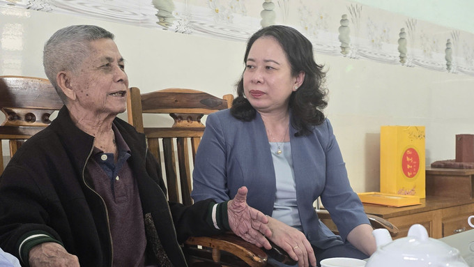 Phó Chủ tịch nước Võ Thị Ánh Xuân thăm, chúc Tết gia đình thương binh Đinh BLênh tại làng Ốp, phường Hoa Lư, thành phố Pleiku, Gia Lai. Ảnh: Hồng Điệp - TTXVN potal-pho-chu-tich-nuoc-vo-thi-anh-xuan-tham-chuc-tet-tai-gia-lai-7806969.jpg