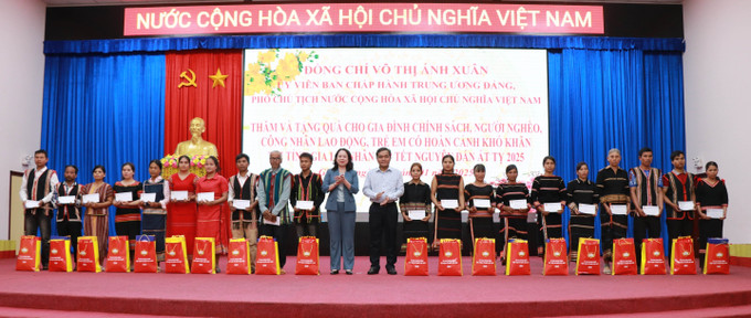 Phó Chủ tịch nước Võ Thị Ánh Xuân tặng quà cho gia đình chính sách tại Gia Lai. Ảnh: Hồng Điệp - TTXVN potal-pho-chu-tich-nuoc-vo-thi-anh-xuan-tham-chuc-tet-tai-gia-lai-7806979.jpg