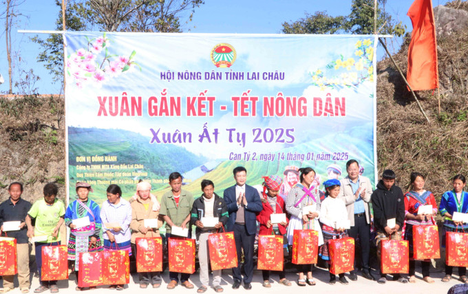 Đoàn công tác Hội Nông dân Việt Nam tặng 100 suất quà cho người dân có hoàn cảnh khó khăn tại chương trình. Ảnh: Nguyễn Oanh-TTXVN potal-tang-qua-tet-cho-nong-dan-kho-khan-tai-lai-chau-7807203.jpg