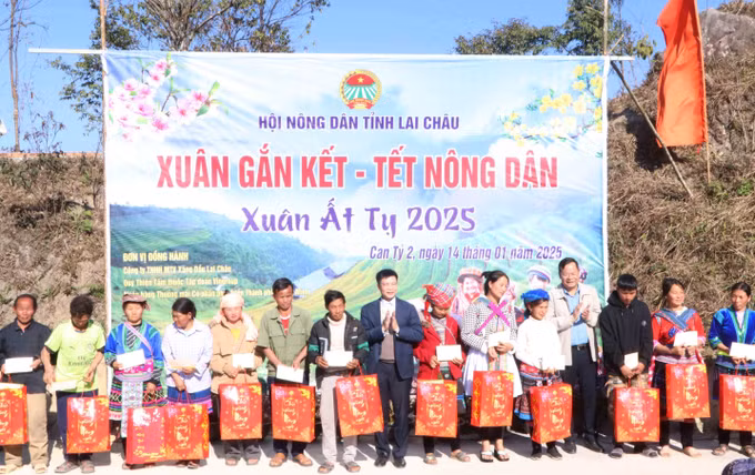 potal-tang-qua-tet-cho-nong-dan-kho-khan-tai-lai-chau-7807203.jpg