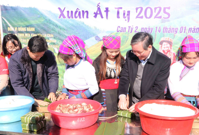Đoàn công tác cùng người dân gói bánh chưng Chương trình ‘‘Xuân gắn kết - Tết Nông dân’’ năm 2025 tại bản Can Tỷ 2, xã Ma Quai, huyện Sìn Hồ. Ảnh: Nguyễn Oanh-TTXVN potal-tang-qua-tet-cho-nong-dan-kho-khan-tai-lai-chau-7807200.jpg