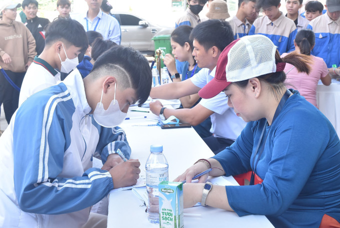 Người lao động tìm hiểu việc làm tại các doanh nghiệp, đơn vị. Ảnh: Nguyên Dung – TTXVN potal-ngay-hoi-viec-lam-tinh-dak-lak-nam-2024-7430354.jpg