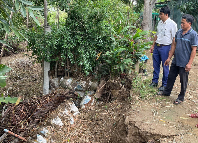 Tình trạng sạt lở bờ sông Dinh lấn sâu đến sát nhà của người dân ở xã Phước Sơn, huyện Ninh Phước. Ảnh: Công Thử - TTXVN potal-ninh-thuan-can-som-khac-phuc-triet-de-tinh-trang-sat-lo-bo-song-dinh-7776069.jpg