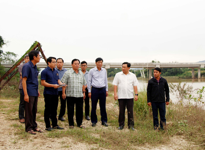 Lãnh đạo UBND tỉnh Ninh Thuận cùng đoàn công tác đến kiểm tra, tìm giải pháp khắc phục sạt lở bờ sông Dinh tại xã Phước Sơn, huyện Ninh Phước. Ảnh: Công Thử - TTXVN potal-ninh-thuan-can-som-khac-phuc-triet-de-tinh-trang-sat-lo-bo-song-dinh-7776078.jpg