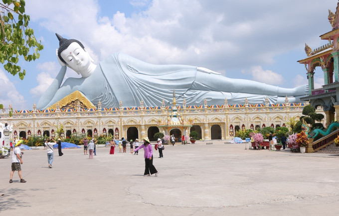 Chùa Bô Tum Vong Sa Som Rong (Phường 5, thành phố Sóc Trăng) thu hút hàng ngàn lượt khách tham quan mỗi tháng. Ảnh: Tuấn Phi-TTXVN potal-thu-hut-du-khach-tu-cac-le-hoi-vung-dan-toc-thieu-so-soc-trang-7985273.jpg
