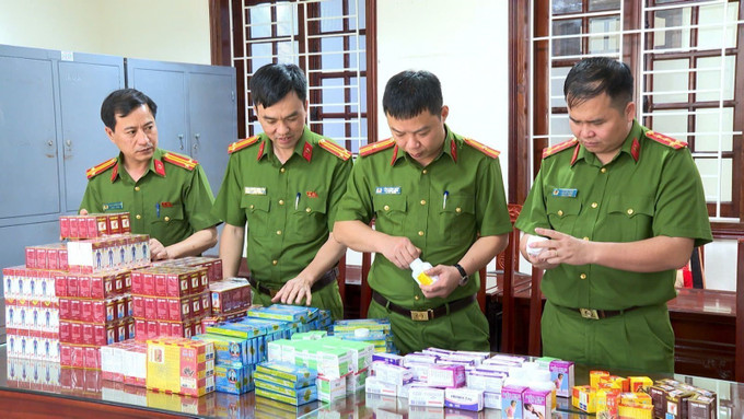 Phòng Cảnh sát kinh tế Công an tỉnh Thanh Hóa triệt phá đường dây sản xuất, buôn bán tân dược giả qui mô lớn. Ảnh: TTXVN phát potal-thanh-hoa-triet-pha-duong-day-san-xuat-buon-ban-thuoc-tan-duoc-gia-qui-mo-lon-7976649-1.jpg
