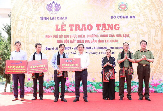 Lãnh đạo Bộ Công an và tỉnh Lai Châu chứng kiến các đơn vị tài trợ trao kinh phí hỗ trợ thực hiện Chương trình xoá nhà tạm, nhà dột nát trên địa bàn tỉnh Lai Châu. Ảnh: TTXVN phát potal-bo-cong-an-trao-66-ty-dong-ho-tro-tinh-lai-chau-xoa-nha-tam-nha-dot-nat-7993302.jpg