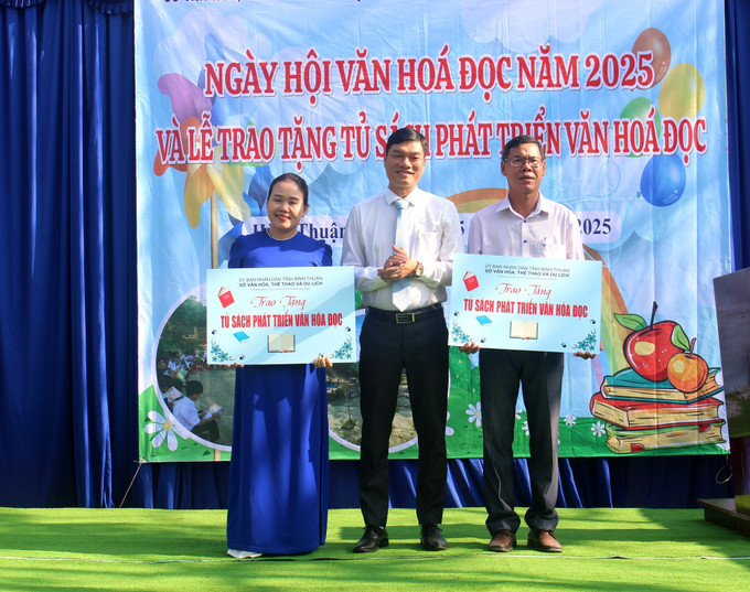 Ông Nguyễn Lê Thành, Phó Giám đốc Sở Văn hóa, Thể thao và Du lịch tỉnh trao tủ sách cho đại diện 2 Trường Tiểu học Mỹ Thạnh và Trường THCS Hàm Cần. Ảnh: Hồng Hiếu- TTXVN potal-binh-thuan-dua-van-hoa-doc-den-cac-xa-kho-khan-vung-dong-bao-dan-toc-thieu-so-7994596.jpg