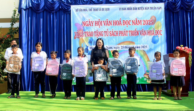 Ban tổ chức trao tặng dụng cụ học tập cho các học sinh có hoàn cảnh khó khăn. Ảnh: Hồng Hiếu- TTXVN potal-binh-thuan-dua-van-hoa-doc-den-cac-xa-kho-khan-vung-dong-bao-dan-toc-thieu-so-7994585-2.jpg