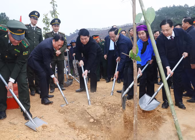 Chủ tịch nước Lương Cường và các đại biểu trồng cây tại huyện Chi Lăng, tỉnh Lạng Sơn. Ảnh: Lâm Khánh – TTXVN