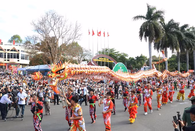 potal-le-hoi-duong-pho-buon-ma-thuot-ruc-ro-nhieu-sac-mau-7904974.jpg
