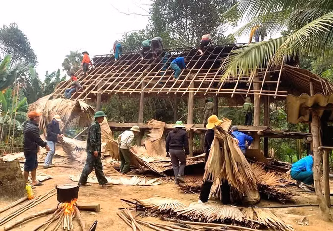 Đoàn viên, thanh niên xã Nga My (Tương Dương, Nghệ An) tham gia tháo dỡ nhà sàn để tạo mặt bằng xây dựng nhà mới kiên cố cho người nghèo trên địa bàn bản Canh. Ảnh: TTXVN phát