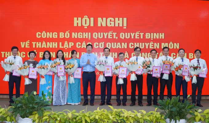 potal-dong-thap-cong-bo-cac-quyet-dinh-ve-to-chuc-bo-may-va-cong-tac-can-bo-7883754.jpg