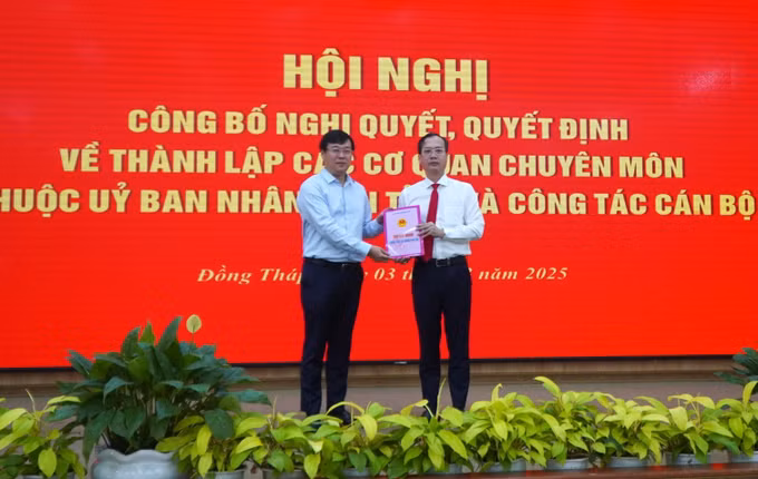 potal-dong-thap-cong-bo-cac-quyet-dinh-ve-to-chuc-bo-may-va-cong-tac-can-bo-7883738-1.jpg