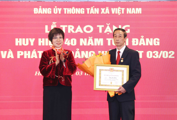 Đảng ủy Thông tấn xã Việt Nam tổ chức Lễ trao tặng Huy hiệu 40 năm tuổi Đảng ảnh 2 Đảng ủy Thông tấn xã Việt Nam tổ chức Lễ trao tặng Huy hiệu 40 năm tuổi Đảng ảnh 2