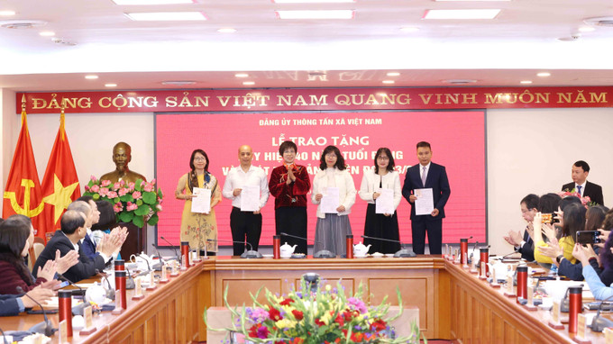 Đồng chí Vũ Việt Trang, Uỷ viên Ban Chấp hành Đảng bộ Khối các cơ quan Trung ương, Bí thư Đảng uỷ, Tổng Giám đốc Thông tấn xã Việt Nam trao thẻ đảng viên cho các đảng viên. Ảnh: Phương Hoa - TTXVN potal-dang-uy-ttxvn-to-chuc-trao-tang-huy-hieu-dang-va-phat-the-dang-vien-dot-32-7836714.jpg
