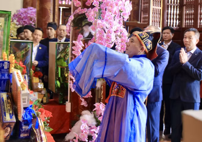 Thầy mo thực hiện nghi lễ dâng hương tại Đền Đông Cuông. Ảnh: Tuấn Anh - TTXVN