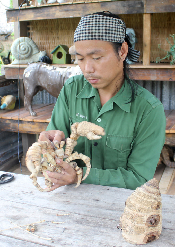 Tạo dáng một con ốc mượn hồn hay còn gọi là cua ẩn sĩ từ đốt tre. Ảnh: Thanh Tân - TTXVN potal-thoi-hon-nghe-thuat-vao-nhung-dot-tre-7832579.jpg