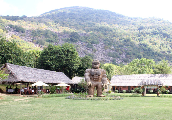 Khu vườn của anh Lê Ngọc Dư, ở xã Bàu Năng, huyện Dương Minh Châu, tỉnh Tây Ninh luôn thu hút khách. Ảnh: Thanh Tân - TTXVN potal-thoi-hon-nghe-thuat-vao-nhung-dot-tre-7832573.jpg