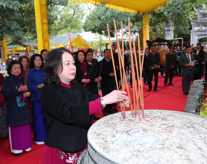 Phó Chủ tịch nước Võ Thị Ánh Xuân dâng hương tại Đền Hai Bà Trưng. Ảnh: Trọng Đức - TTXVN potal-le-ky-niem-1985-nam-khoi-nghia-hai-ba-trung-40-2025-7836666.jpg