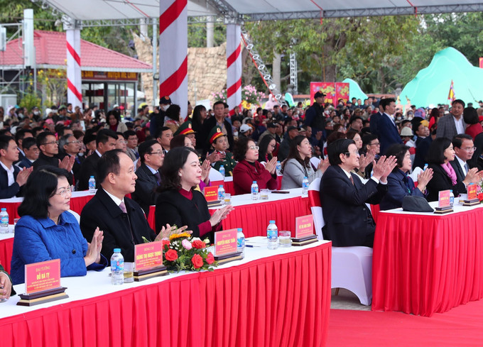 Phó Chủ tịch nước Võ Thị Ánh Xuân và các đại biểu dự Lễ kỷ niệm 1985 năm Khởi nghĩa Hai Bà Trưng (40 - 2025) và khai hội Đền Hai Bà Trưng năm 2025. Ảnh: Trọng Đức - TTXVN potal-le-ky-niem-1985-nam-khoi-nghia-hai-ba-trung-40-2025-7836683.jpg