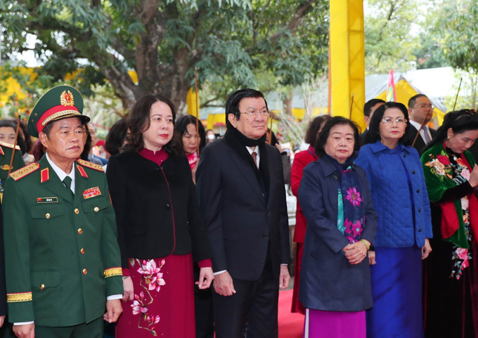 Phó Chủ tịch nước Võ Thị Ánh Xuân cùng các đại biểu dâng hương tại Hai Bà Trưng. Ảnh: Trọng Đức - TTXVN potal-le-ky-niem-1985-nam-khoi-nghia-hai-ba-trung-40-2025-7836669.jpg