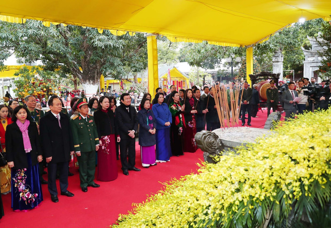 Phó Chủ tịch nước Võ Thị Ánh Xuân cùng các đại biểu dâng hương tưởng nhớ Hai Bà Trưng. Ảnh: Trọng Đức - TTXVN potal-le-ky-niem-1985-nam-khoi-nghia-hai-ba-trung-40-2025-7836675.jpg