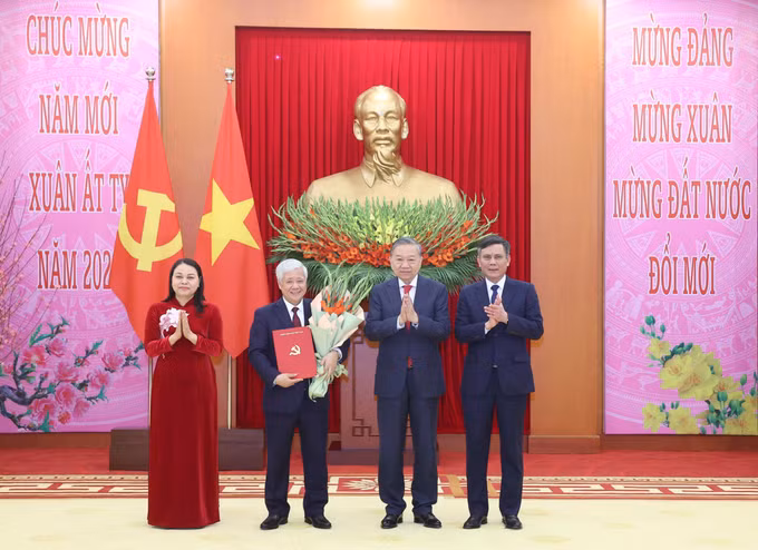 potal-tong-bi-thu-trao-quyet-dinh-thanh-lap-cac-dang-bo-truc-thuoc-trung-uong-7836997.jpg