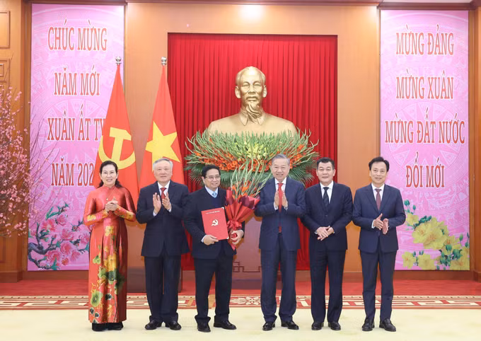 potal-tong-bi-thu-trao-quyet-dinh-thanh-lap-cac-dang-bo-truc-thuoc-trung-uong-7837007.jpg