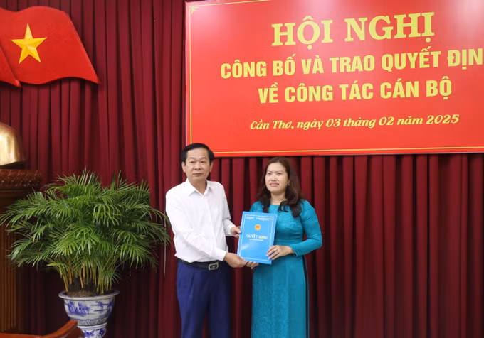 potal-trao-quyet-dinh-chuc-danh-pho-chu-tich-ubnd-thanh-pho-can-tho-7837048.jpg