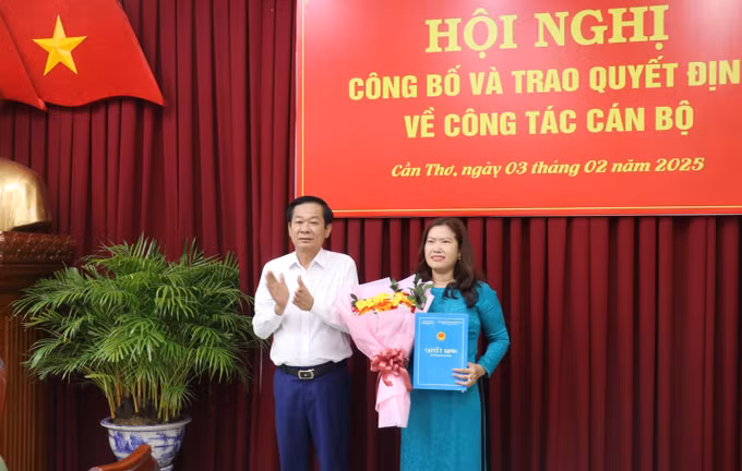 potal-trao-quyet-dinh-chuc-danh-pho-chu-tich-ubnd-thanh-pho-can-tho-7837053.jpg